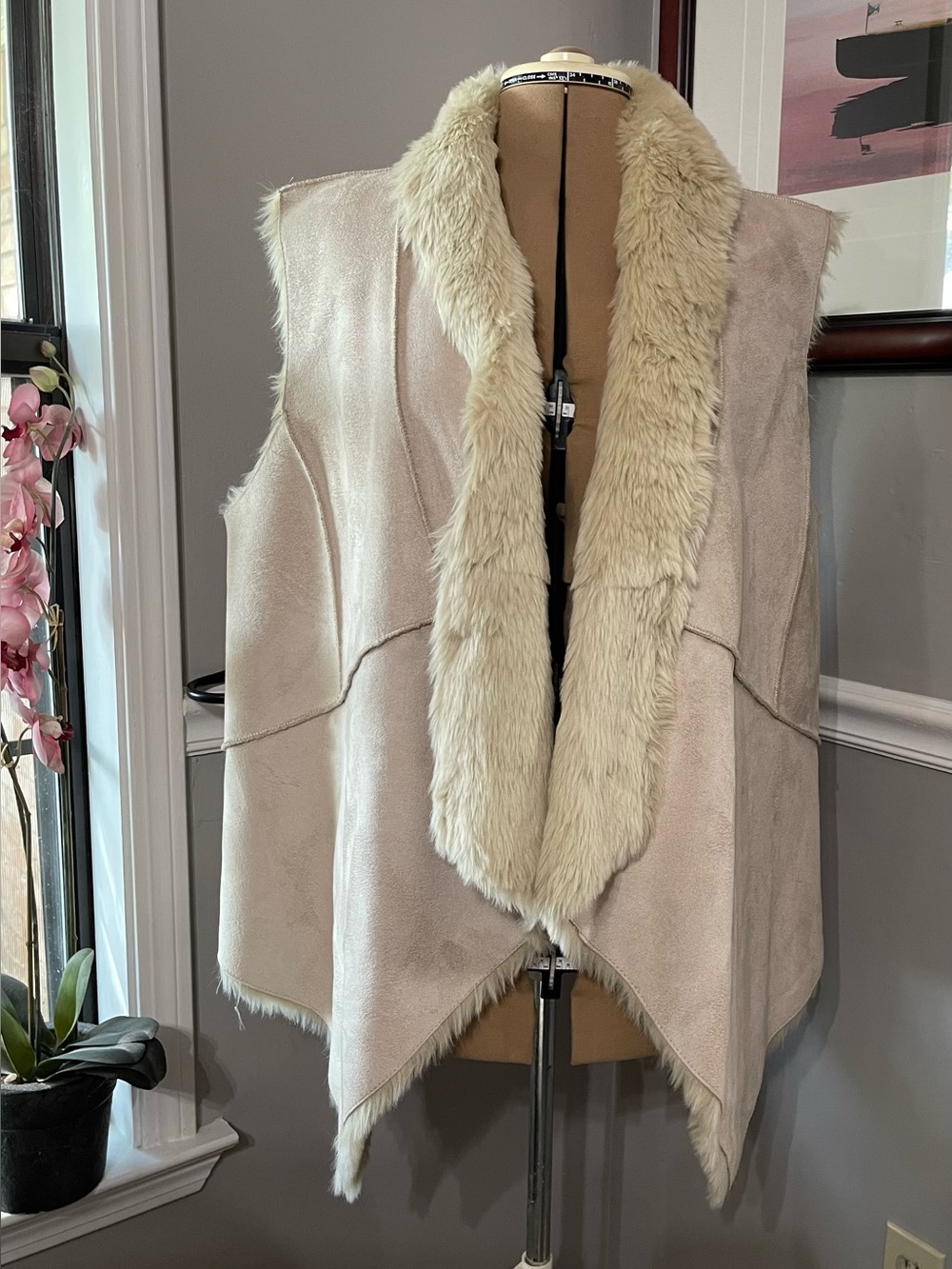 LOFT sz XL Cream Faux-Fur Trimmed Suede-Look Vest